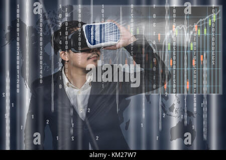 Asian man wearing la réalité virtuelle à l'affichage numérique de sécurité ou de hacker et montrant l'échange graphique sur bleu foncé et carte du monde Banque D'Images