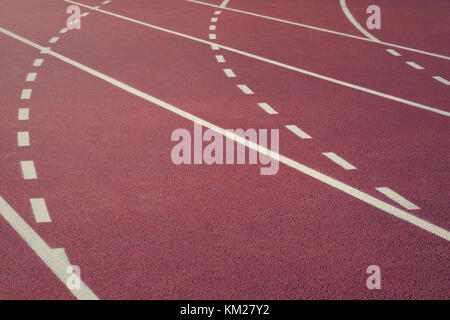 Une piste de course sur stade. Piste de course en rouge. Carrière sportive. Banque D'Images