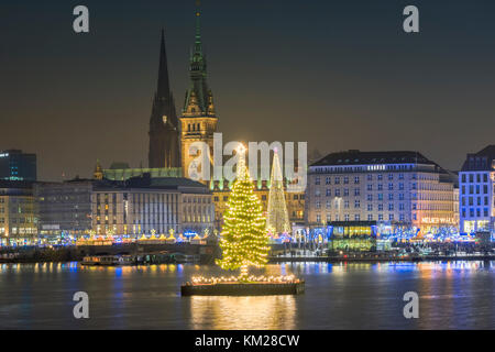 Arbre de Noël sur le lac intérieur Alster à Hambourg, Allemagne, Europe Banque D'Images