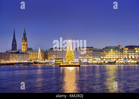 Arbre de Noël sur le lac intérieur Alster à Hambourg, Allemagne, Europe Banque D'Images