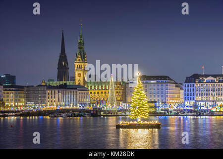 Arbre de Noël sur le lac intérieur Alster à Hambourg, Allemagne, Europe Banque D'Images