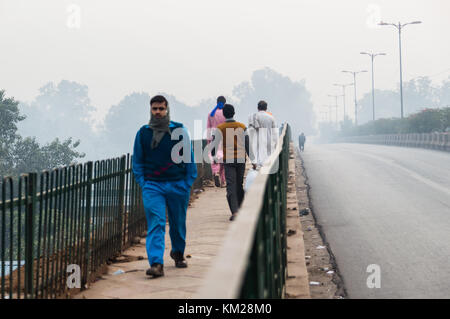 Delhi, Inde. 06Th dec 2017. smog épais couvre delhi, laissant des millions de personnes sans un air frais. crédit : irynka hromotska/pacific press/Alamy live news Banque D'Images