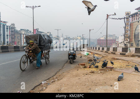 Delhi, Inde. 03rd décembre 2017. Le smog épais couvre Delhi, laissant des millions de personnes sans air frais. Crédit: Irynka Hromotska/Pacific Press/Alay Live News Banque D'Images