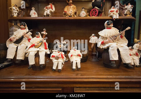 Statues en terre cuite de Pulcinella en vente dans la célèbre boutique de Giuseppe et Marco Ferrigno, Via San Gregorio Armeno, Naples, Campanie, Italie Banque D'Images