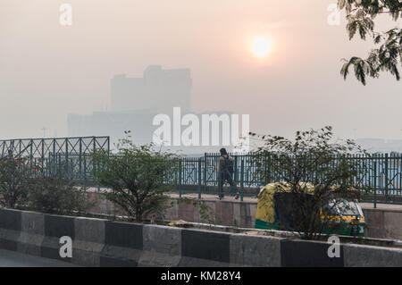 Delhi, Inde. 06Th dec 2017. smog épais couvre delhi, laissant des millions de personnes sans un air frais. crédit : irynka hromotska/pacific press/Alamy live news Banque D'Images