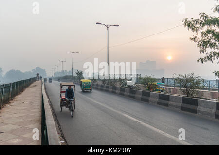 Delhi, Inde. 06Th dec 2017. smog épais couvre delhi, laissant des millions de personnes sans un air frais. crédit : irynka hromotska/pacific press/Alamy live news Banque D'Images