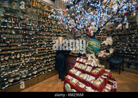 Boutique typique de l'artisanat de Noël dans la Via San Gregorio Armeno, Naples, Campanie, Italie Banque D'Images