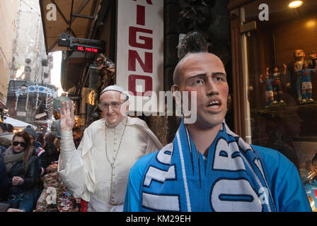 Statues en terre cuite du joueur de football de Naples Marek Hamsik et Pape Francesco dans la Via San Gregorio Armeno, Naples, Campanie, Italie Banque D'Images