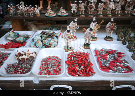La chance des cornes et statues en terre cuite de Pulcinella à vendre dans la Via San Gregorio Armeno, Naples, Campanie, Italie Banque D'Images