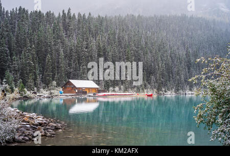 Lake Louise, dans un jour de neige Banque D'Images