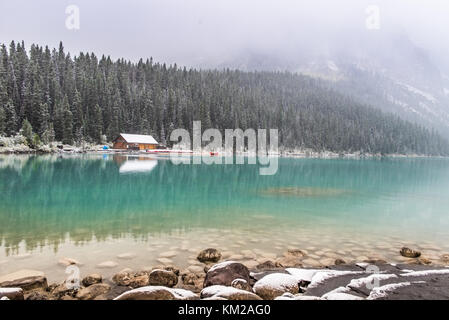 Lake Louise, dans un jour de neige Banque D'Images