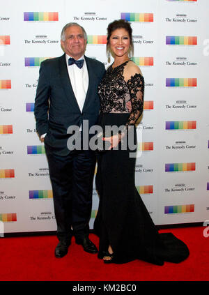 Les Moonves, président du conseil d'administration, président et chef de la direction de CBS Corporation, Et Julie Chen arrive pour Le Dîner officiel de l'artiste en l'honneur des lauréats du 40ème prix annuel du Kennedy Center, organisé par le secrétaire d'État américain Rex Tillerson au département d'État américain à Washington, DC le samedi 2 décembre 2017. Les lauréats de 2017 sont : la danseuse et chorégraphe américaine Carmen de Lavallade; la chanteuse et comédienne cubaine américaine Gloria Estefan; l'artiste et l'icône de divertissement hip hop américain LL COOL J; l'écrivain et producteur américain de télévision Norman Lear; Banque D'Images