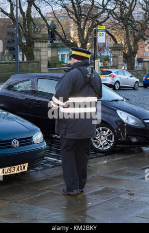 Gardien de la circulation civile ou agent de l'émission des contraventions de stationnement dans le centre-ville de Liverpool, Merseyside, Royaume-Uni. Banque D'Images