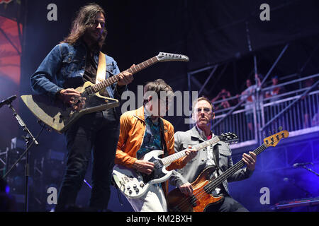 Fort Lauderdale Beach, Floride, États-Unis. 02 décembre 2017. Brian Bell, Rivers Cuomo et Scott Shriner de Weezer se sont produits lors Du Riptide Music Festival le 2 décembre 2017 à fort Lauderdale Beach, en Floride. Crédit: Mpi04/Media Punch/Alay Live News Banque D'Images