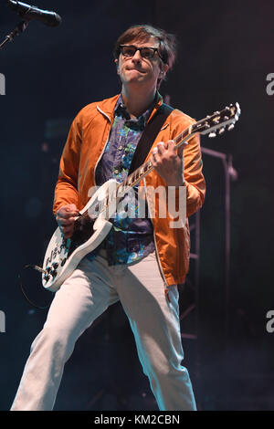 Fort Lauderdale Beach, Floride, États-Unis. 02 décembre 2017. Rivers Cuomo de Weezer se produit lors Du Riptide Music Festival le 2 décembre 2017 à fort Lauderdale Beach, en Floride. Crédit: Mpi04/Media Punch/Alay Live News Banque D'Images