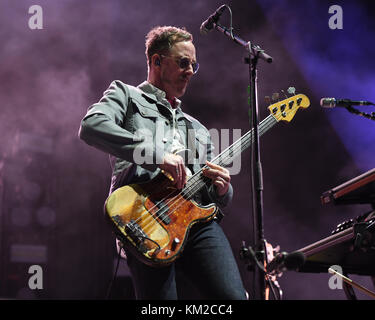 Fort Lauderdale Beach, Floride, États-Unis. 02 décembre 2017. Scott Shriner de Weezer se produit lors Du Riptide Music Festival le 2 décembre 2017 à fort Lauderdale Beach, en Floride. Crédit: Mpi04/Media Punch/Alay Live News Banque D'Images