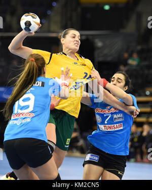 Oldenburg, Allemagne. 03 décembre 2017. La brésilienne Eduarda Taleska (C) tentant de vaincre la tunisienne Ines Jaouadi (l) et Fatma Bouri lors du match du Championnat du monde féminin de handball entre la Tunisie et le Brésil à l'EWE Arena d'Oldenburg, Allemagne, 3 décembre 2017 crédit : Carmen Jaspersen/dpa/Alamy Live News Banque D'Images