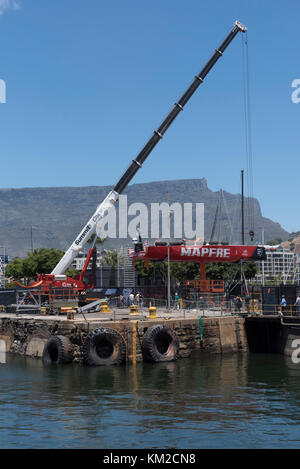 Cape Town, Afrique du Sud. 3 Décembre, 2017. Volvo Ocean Race Cape Town Afrique du Sud. La préparation de la grue pour soulever le Mapfire bateau de course dans le port plus tôt aujourd'hui. Dans l'arrière-plan est la montagne de la table. La prochaine étape de la course débute le 10 du mois et est à Melbourne en Australie. 03 décembre 2017. Banque D'Images