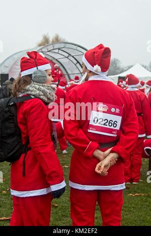 Londres, Royaume-Uni. 3 décembre 2017. Coureurs, joggeurs et marcheurs vêtus de costumes de père noël bravent le temps pluvieux pour participer au santa Dash for Charity 2017, sur Clapham Common à Londres, au Royaume-Uni. Crédit : N Pope - Editorial/Alamy Live News. Banque D'Images