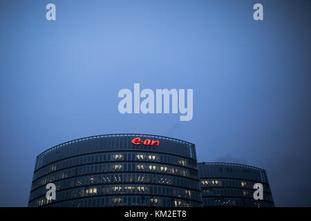 Essen, Allemagne. 1er décembre 2017. L'E. ON siège se démarque dans le ciel sombre à Essen, Allemagne, le 1er décembre 2017. Crédit : Rolf Vennenbernd/dpa/Alamy Live News Banque D'Images