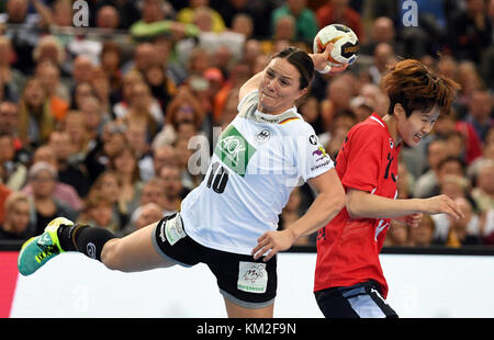 Leipzig, Allemagne. 03 décembre 2017. L'allemande Anna Loerper (l) et la coréenne Sumin Choi en action lors du match du Championnat du monde féminin de handball entre la Corée du Sud et l'Allemagne dans l'Arena de Leipzig, Allemagne, le 3 décembre 2017. Crédit : Hendrik Schmidt/dpa-Zentralbild/dpa/Alamy Live News Banque D'Images