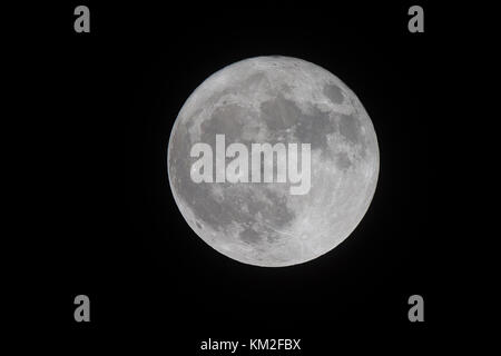 Kidderminster, UK. 3 Décembre, 2017. Dans le Worcestershire Skywatchers pousser un soupir de soulagement que nuageux clair finalement de révéler l'upermoon «complète ce soir'. Credit : Lee Hudson/Alamy Live News Banque D'Images