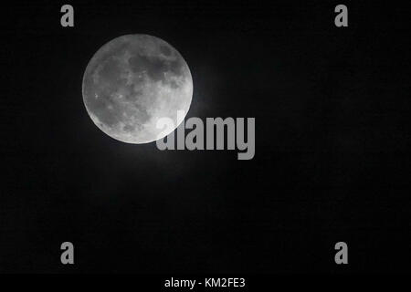 Sycamore avenue, Godalming. 06Th décembre 2017. ciel dégagé sur la home counties ce soir. Le supermoon vu de godalming à Surrey. crédit : james jagger/Alamy live news Banque D'Images