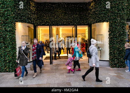 Dublin, Irlande. 19Th Mar, 2017. Brown Thomas sur Grafton Street. Dimanche occupé avec les commerçants et les acheteurs se prépare pour Noël Banque D'Images