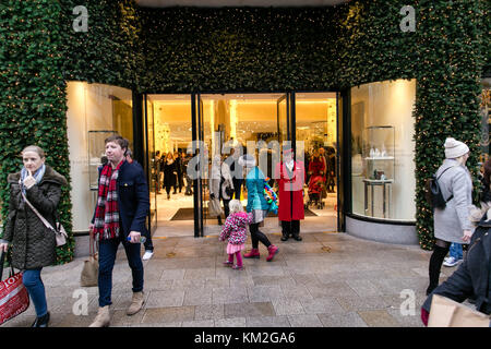 Dublin, Irlande. 19Th Mar, 2017. Brown Thomas sur Grafton Street. Dimanche occupé avec les commerçants et les acheteurs se prépare pour Noël Banque D'Images