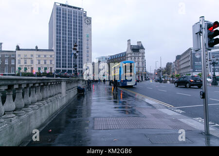 Dublin, Irlande. 19Th Mar, 2017. Sans-abri mendier dans O'Connell bridge in Dublin sur une journée de décembre pluvieux Banque D'Images