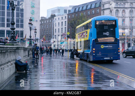 Dublin, Irlande. 19Th Mar, 2017. Sans-abri mendier dans O'Connell bridge in Dublin sur une journée de décembre pluvieux Banque D'Images