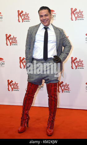 Hambourg, Allemagne. 03 décembre 2017. Carlo Castro, membre du jury "Supermodel", arrive à la première allemande de la comédie musicale "Kinky Boots" à Hambourg, Allemagne, le 3 décembre 2017. Crédit : Daniel Bockwoldt/dpa/Alamy Live News Banque D'Images