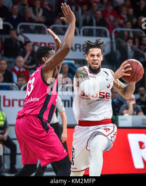 Allemagne, Bamberg, brose arena, 03 décembre 2017 - (de gauche à droite) : yorman polas bartolo (telekom baskets bonn, # 13) tenter de défendre Daniel Hackett's (brose bamberg, # 0) montez au panier. brose bamberg gagne 83:65 Plus de Telekom Baskets bonn ©ryan evans/ alamy live news Banque D'Images