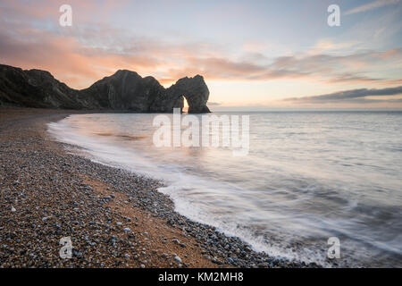 Durdle Door, Dorset, UK. 4 novembre, 2017. Lever du soleil à Durdle Door sur la côte jurassique du Dorset, Angleterre/Vachell Crédit : Owen Alamy Live News Banque D'Images