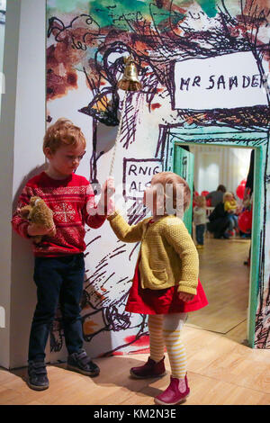 Londres, Royaume-Uni. 9Th jul 2017. Les enfants avec des ballons, tout comme ourson, et leur propre ours favoris pose dans Christopher Robin's 'nursery' à v&a's Winnie-the-pooh : exploration d'une exposition classique. les dessins originaux de Winnie-the-pooh sont exposés au v&a pour la première fois en près de 40 ans dans le cadre de l'exposition sur Winnie-the-pooh, A.A. Milne et e.h. shepard. l'exposition est un multi-sensoriel et ludique qui explore le monde magique de Winnie-the-pooh. l'exposition s'ouvre au public le 9 décembre 2017 jusqu'au 8 avril 2018. pour un usage éditorial uniquement. crédit : dinendra haria/Alamy live n Banque D'Images