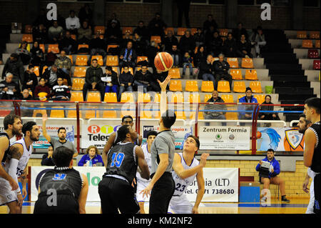 Minturno, Italie. 3 décembre 2017. Jeu de basket-ball Panier Scauri contre panier Stella Azzurra Roma, Ligue nationale italienne de basket-ball Old Wild West - série B: Début du jeu. Crédit: Antonio Ciufo/Alay Live News Banque D'Images