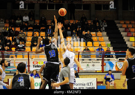 Minturno, Italie. 3 décembre 2017. Jeu de basket-ball Panier Scauri contre panier Stella Azzurra Roma, Ligue nationale italienne de basket-ball Old Wild West - Serie B crédit: Antonio Ciufo/Alay Live News Banque D'Images