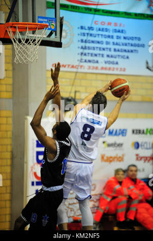 Minturno, Italie. 3 décembre 2017. Basket-ball basket Scauri contre le panier Stella Azzurra Roma, italienne Ligue nationale de basket-ball Old Wild West - série B. Davide Serino #08 de basket Scauri essayant de marquer le panier pendant le match. Banque D'Images