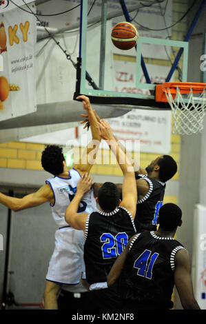 Minturno, Italie. 3 décembre 2017. Basket-ball basket Scauri contre le panier Stella Azzurra Roma, Ligue nationale italienne de basket-ball Old Wild West - série B. Vincenzo Provenzani #06 de basket Scauri essayant de marquer le panier pendant le match. Crédit: Antonio Ciufo/Alay Live News Banque D'Images