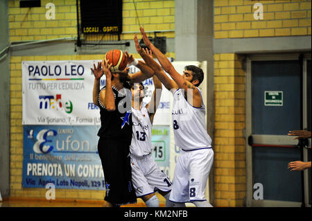 Minturno, Italie. 3 décembre 2017. Basket-ball basket Scauri contre le panier Stella Azzurra Roma, italienne Ligue nationale de basket-ball Old Wild West - Serie B. Caceres Juan #14 de Stella Azzurra essayant de marquer le panier pendant le match. Crédit: Antonio Ciufo/Alay Live News Banque D'Images