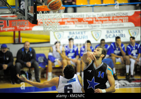 Minturno, Italie. 3 décembre 2017. Jeu de basket-ball Panier Scauri contre panier Stella Azzurra Roma, Ligue nationale italienne de basket-ball Old Wild West - Serie B. Dante Ricotti #05 de basket Scauri essayant de marquer le panier pendant le match. Banque D'Images