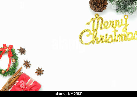 Voir ci-dessus l'image aérienne d'ornements et décorations joyeux noël et bonne année concept.Des accessoires essentiels sur fond blanc.table top beauti Banque D'Images