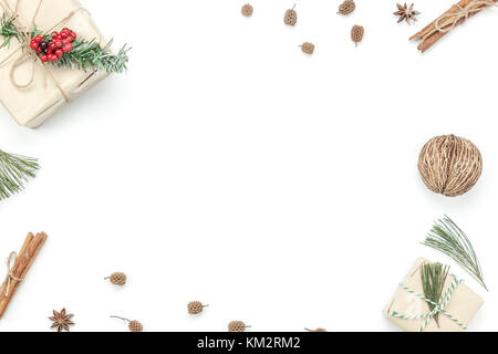 Voir ci-dessus l'image aérienne de la décoration ornement & joyeux noël et bonne année concept de fond. haut de la table des accessoires essentiels sur le bois à blanc Banque D'Images