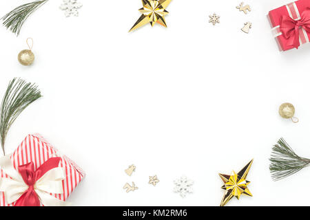 Vue de dessus de l'image aérienne de la décoration ornement & joyeux noël et bonne année concept de fond. haut de la table des accessoires essentiels sur bois blanc à ho Banque D'Images