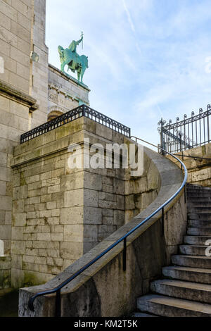 Low angle view of la statue équestre du roi saint-louis surplombant le portique de la basilique du Sacré-cœur de paris avec une solide St Pierre Banque D'Images
