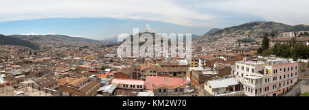 Quito panorama de l'Équateur centré sur la statue de la Vierge de Quito sur la colline Panecillo, Quito, Équateur Amérique du Sud Banque D'Images