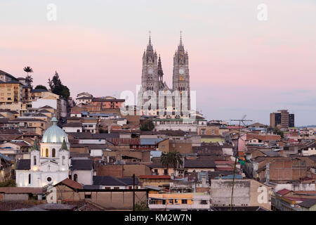 Quito Equateur - Vieille ville skyline at sunset avec la basilique ; UNESCO World Heritage Site, Quito, Equateur, Amérique du Sud Banque D'Images