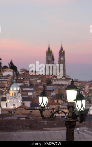 Quito Equateur - Vieille ville skyline at sunset avec la basilique ; UNESCO World Heritage Site, Quito, Equateur, Amérique du Sud Banque D'Images