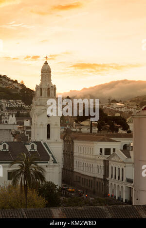 Quito, Équateur coucher du soleil au-dessus de la cathédrale sur la Plaza Grande, Quito, Equateur, Amérique du Sud Banque D'Images