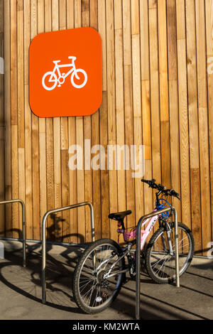 Un support à bicyclettes et signe extérieur d'un supermarché au Royaume-Uni. Banque D'Images